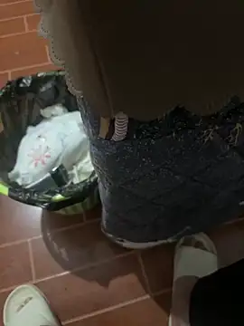 Snapshot of yingzi003 chatting on April 2, 2:04 pm yingzi003 online show from April 2, 2:04 pm