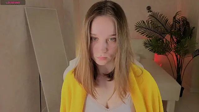 Snapshot of SweetieBlush chatting on April 3, 1:03 am SweetieBlush online show from April 3, 1:03 am