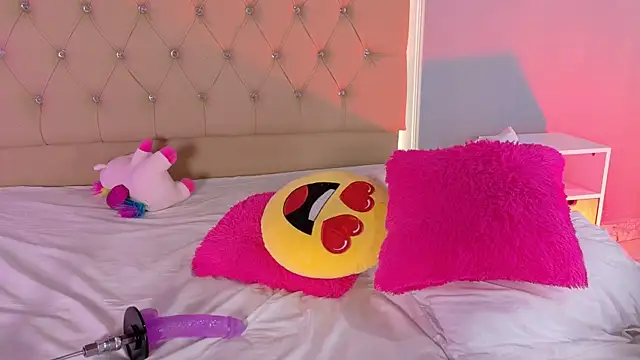 Snapshot of CandyRose__ chatting on April 1, 4:13 am CandyRose online show from April 1, 4:13 am