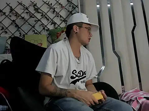 Snapshot of BarbieAndMax chatting on March 29, 5:02 pm BarbieAndMax online show from March 29, 5:02 pm