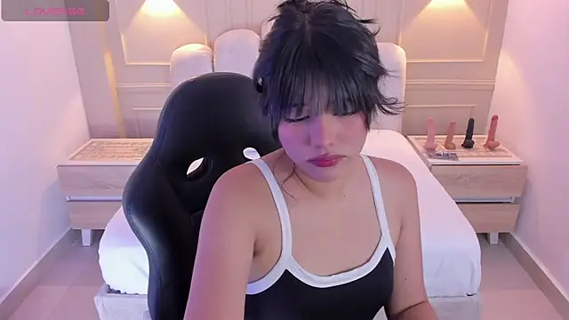 MILLYEVANS1 online show from April 28, 3:22 am