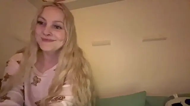 Snapshot of LoveAliceXXX chatting on April 6, 8:43 pm LoveAliceXXX online show from April 6, 8:43 pm