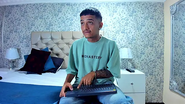 Snapshot of TurnerStar chatting on March 31, 12:05 pm TurnerStar online show from March 31, 12:05 pm