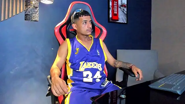 Snapshot of TurnerStar chatting on April 1, 12:06 pm TurnerStar online show from April 1, 12:06 pm