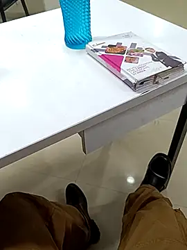 herochoclateboy online show from March 31, 8:04 am