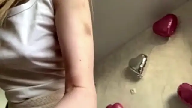 MaryManchitto online show from April 1, 1:52 pm