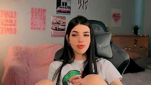 Snapshot of molly_rettyy chatting on April 11, 7:45 am molly rettyy online show from April 11, 7:45 am