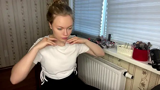 Snapshot of LolaZola chatting on March 31, 11:32 am LolaZola online show from March 31, 11:32 am