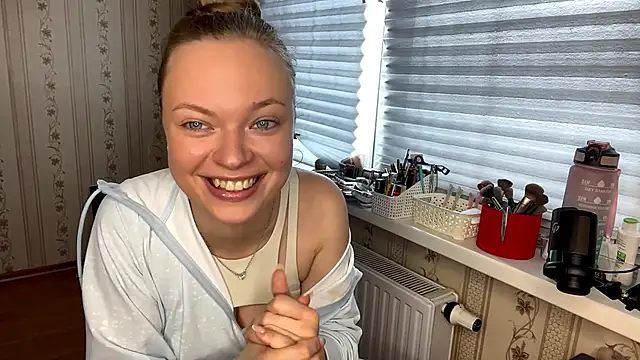 Snapshot of LolaZola chatting on April 1, 11:55 am LolaZola online show from April 1, 11:55 am