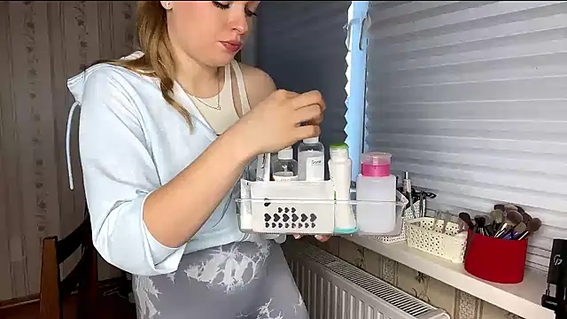 Snapshot of LolaZola chatting on April 1, 2:58 pm LolaZola online show from April 1, 2:58 pm