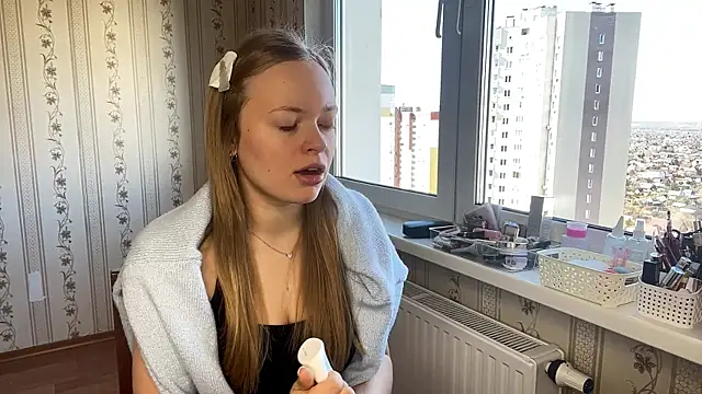 Snapshot of LolaZola chatting on April 5, 7:27 am LolaZola online show from April 5, 7:27 am