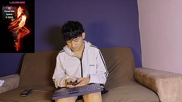 Snapshot of eros_fangs chatting on April 2, 12:19 am eros fangs online show from April 2, 12:19 am