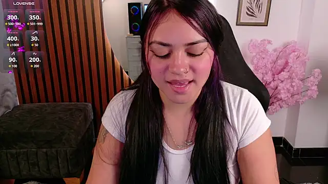 Snapshot of Alison-07 chatting on April 3, 2:20 am Alison-07 online show from April 3, 2:20 am