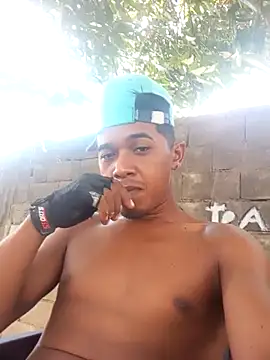 Snapshot of blackmasterpig chatting on April 2, 4:15 pm blackmasterpig online show from April 2, 4:15 pm