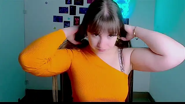 Snapshot of Tiffani_Angel chatting on May 5, 5:37 am Tiffani Angel online show from May 5, 5:37 am