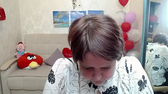 Snapshot of QUEEN02030 chatting on April 2, 7:39 am QUEEN02030 online show from April 2, 7:39 am