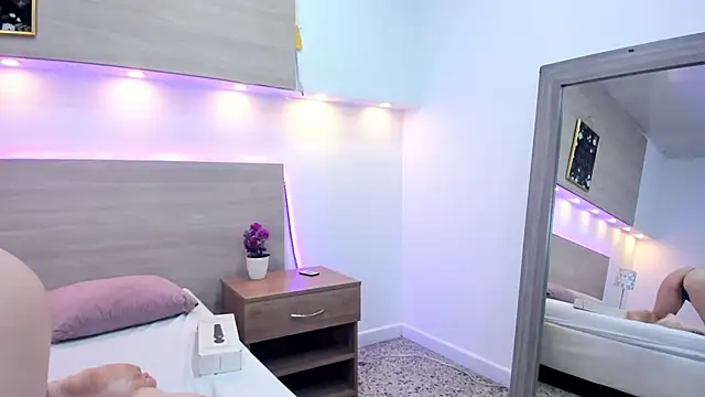 Snapshot of Ellaa_honey chatting on April 1, 1:01 pm Ellaa honey online show from April 1, 1:01 pm