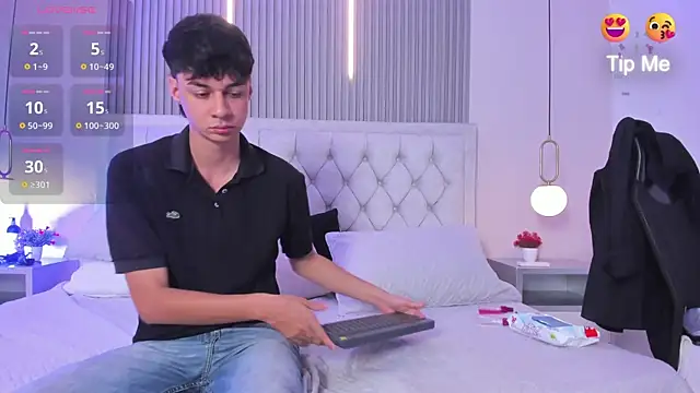 Snapshot of andy_may18 chatting on April 2, 1:31 pm andy may18 online show from April 2, 1:31 pm