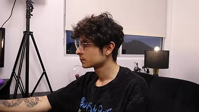 Snapshot of Tyler_Blade chatting on April 6, 11:16 pm Tyler Blade online show from April 6, 11:16 pm