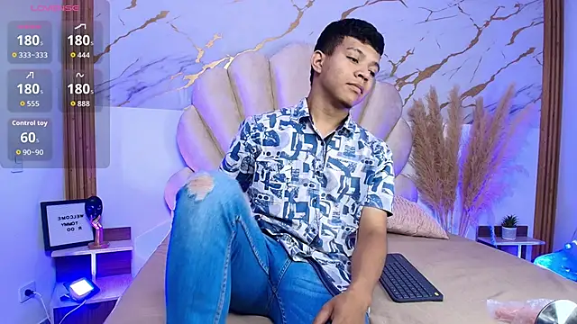 Snapshot of Miaa_Hero chatting on April 3, 7:23 pm Miaa Hero online show from April 3, 7:23 pm