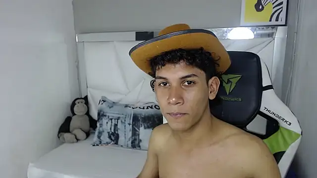 Snapshot of Taylorr_junior_ chatting on April 1, 3:51 am Taylorr junior online show from April 1, 3:51 am