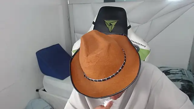 Snapshot of Taylorr_junior_ chatting on April 2, 3:37 am Taylorr junior online show from April 2, 3:37 am