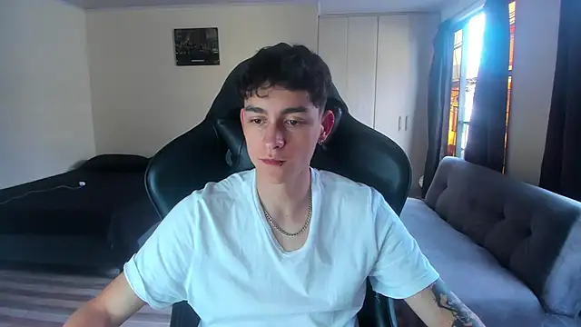 Snapshot of Luke_Chill chatting on April 4, 9:34 pm Luke Chill online show from April 4, 9:34 pm