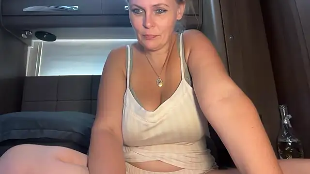 BustySwingingSlut online show from June 27, 8:14 pm