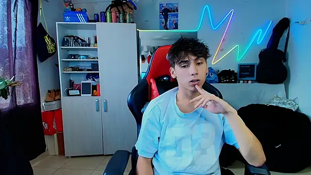 Snapshot of young_liam chatting on April 5, 4:48 pm young liam online show from April 5, 4:48 pm