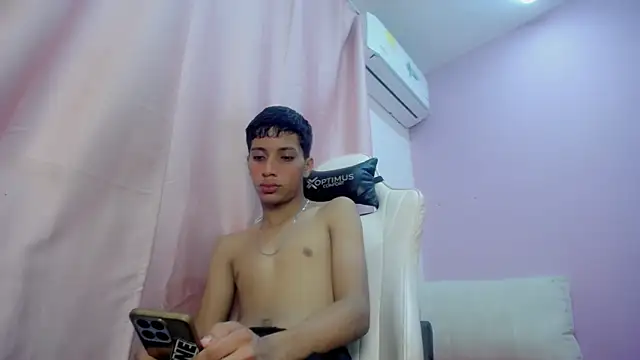 Snapshot of Yei_lee_ chatting on April 9, 8:36 pm Yei lee online show from April 9, 8:36 pm