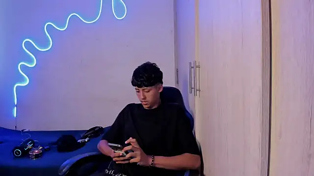 Snapshot of dante_martinez chatting on April 1, 7:22 pm dante martinez online show from April 1, 7:22 pm