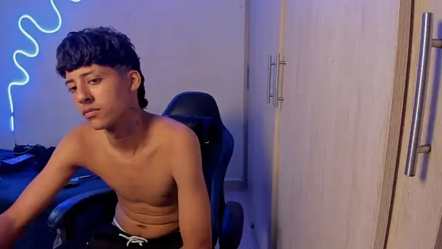 Snapshot of dante_martinez chatting on April 2, 8:17 pm dante martinez online show from April 2, 8:17 pm