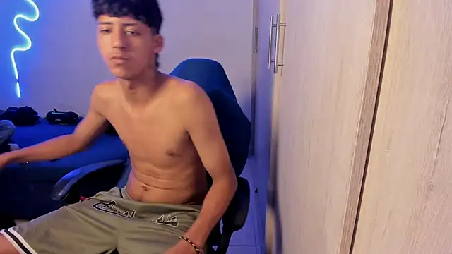 Snapshot of dante_martinez chatting on April 3, 7:23 pm dante martinez online show from April 3, 7:23 pm