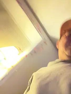 Snapshot of DoinItWell23 chatting on April 4, 6:33 am DoinItWell23 online show from April 4, 6:33 am