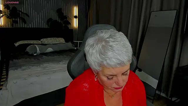 Linda Zef1r online show from June 5, 1:34 am