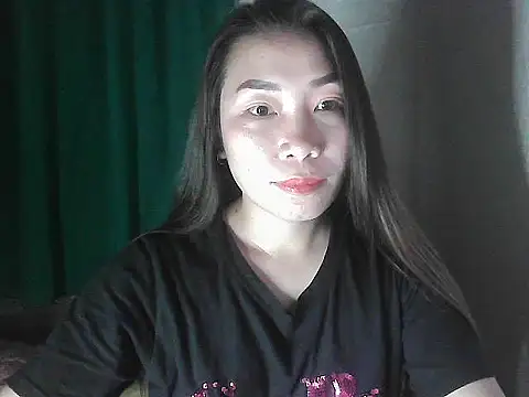 Snapshot of flower_girl25 chatting on April 1, 7:33 pm flower girl25 online show from April 1, 7:33 pm