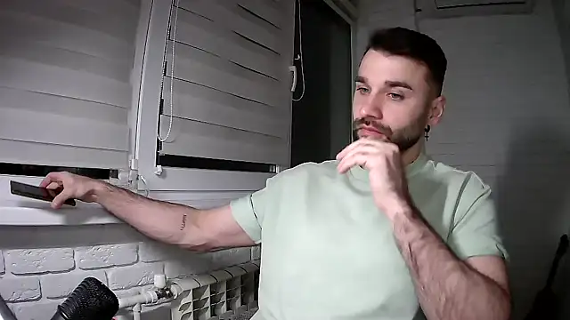 Snapshot of DaddySlava chatting on April 3, 8:18 pm DaddySlava online show from April 3, 8:18 pm