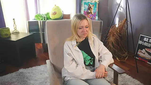 Snapshot of OliviaCaffery chatting on April 2, 4:43 am OliviaCaffery online show from April 2, 4:43 am