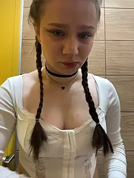 Snapshot of LilMisa chatting on April 4, 5:49 am LilMisa online show from April 4, 5:49 am