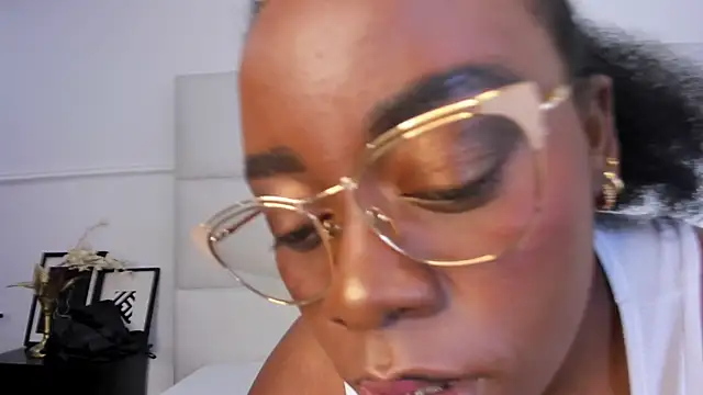 Snapshot of CanelaFlavor chatting on April 1, 9:56 pm CanelaFlavor online show from April 1, 9:56 pm