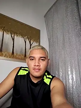 Snapshot of boyhot07 chatting on April 4, 6:55 am boyhot07 online show from April 4, 6:55 am