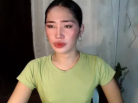 Snapshot of urasiankylie chatting on May 13, 8:01 am urasiankylie online show from May 13, 8:01 am