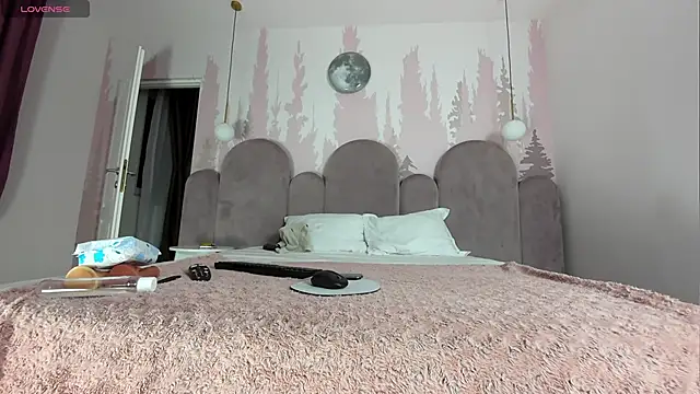 Snapshot of NolaDonovan chatting on April 3, 7:01 pm NolaDonovan online show from April 3, 7:01 pm