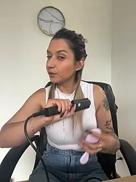 Snapshot of Isabella_varella- chatting on April 6, 1:34 pm Isabella varella- online show from April 6, 1:34 pm