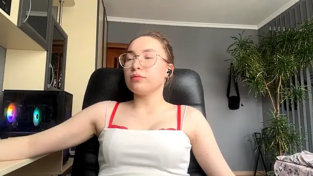 Milaissocute online show from April 23, 11:20 am