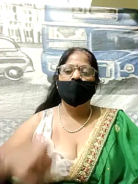 Snapshot of SEEMA_012 chatting on April 17, 5:21 am SEEMA 012 online show from April 17, 5:21 am