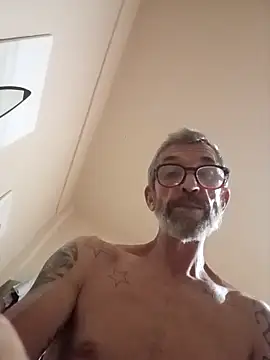 chris-sbh11 online show from May 6, 3:46 am