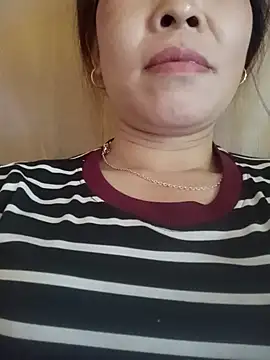Snapshot of -Luni- chatting on May 2, 7:13 am -Luni- online show from May 2, 7:13 am