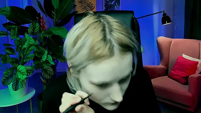 Snapshot of MicheleMarsh chatting on April 4, 11:18 am MicheleMarsh online show from April 4, 11:18 am