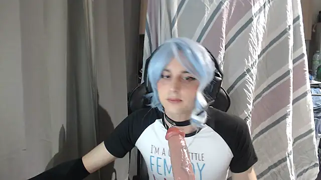 Snapshot of LuunaUwU chatting on April 3, 9:57 pm LuunaUwU online show from April 3, 9:57 pm